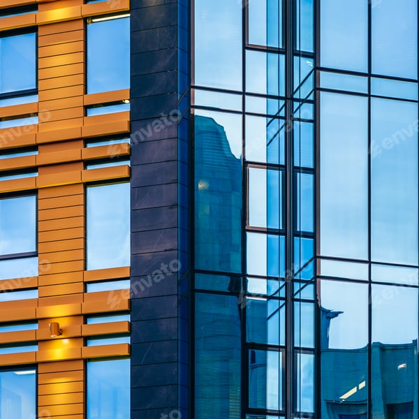 Moderne Bürofassade aus Glas und farbigen Paneelen