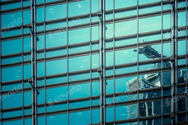 Nahaufnahme einer großflächigen Glas-Aluminium-Fassade